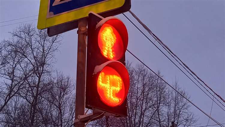 Оборудование треугольных светофоров с белыми огнями требует профессиональной установки и регулярного технического обслуживания. undefinedЦелевая аудитория</strong> – водители общественного транспорта, машинисты трамваев и железнодорожного подвижного состава, сотрудники службы регулирования движения. Они должны проходить специальное обучение по интерпретации сигналов и соблюдению безопасной дистанции при приближении к перекрёсткам с таким типом светофора.»></p>
<p>Белые огни треугольного светофора обеспечивают высокую видимость в условиях низкой освещённости и сложных погодных условий. <em>Рекомендуется</em> устанавливать их на высоте 2,5–3,5 метра над уровнем проезжей части, чтобы исключить слепящие эффекты для водителей и гарантировать четкое восприятие сигналов даже на скорости до 80 км/ч.</p><div class='code-block code-block-9' style='margin: 8px 0; clear: both;'>
<!-- 5dubnatoday -->
<script src= 