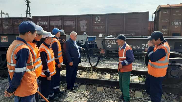 Кто руководит движением поездов на участке Кто руководит движением поездов на участке