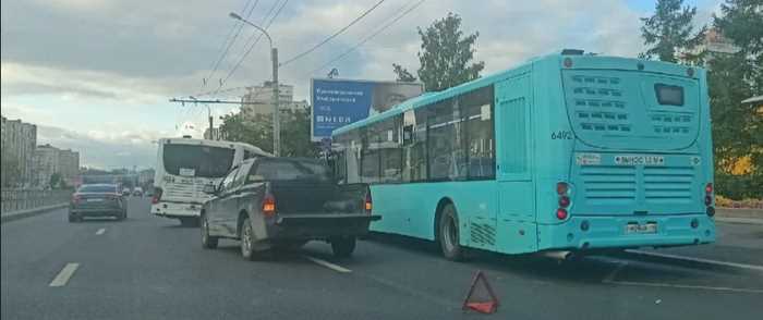 Как пешеходы влияют на действия водителей автобусов и других транспортных средств