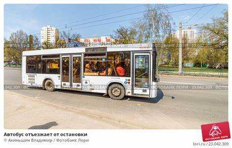 Уступка дороги при выезде автобуса из правого и левого ряда