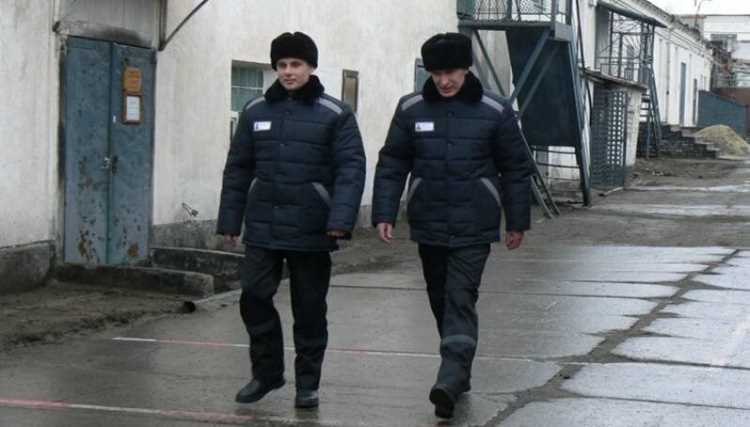 Почему у американских заключенных оранжевая одежда