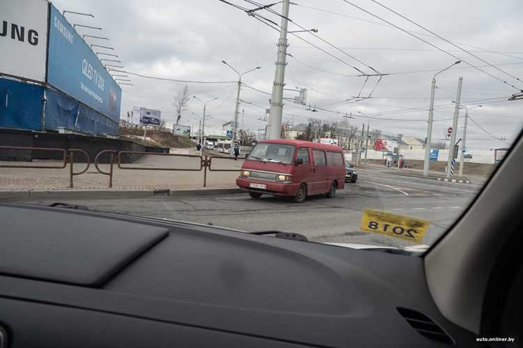 Роль разметки и дорожных знаков при повороте направо