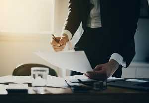 Как правильно действовать работнику при задержке зарплаты?